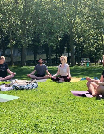 Cours de yoga solidaire au parc